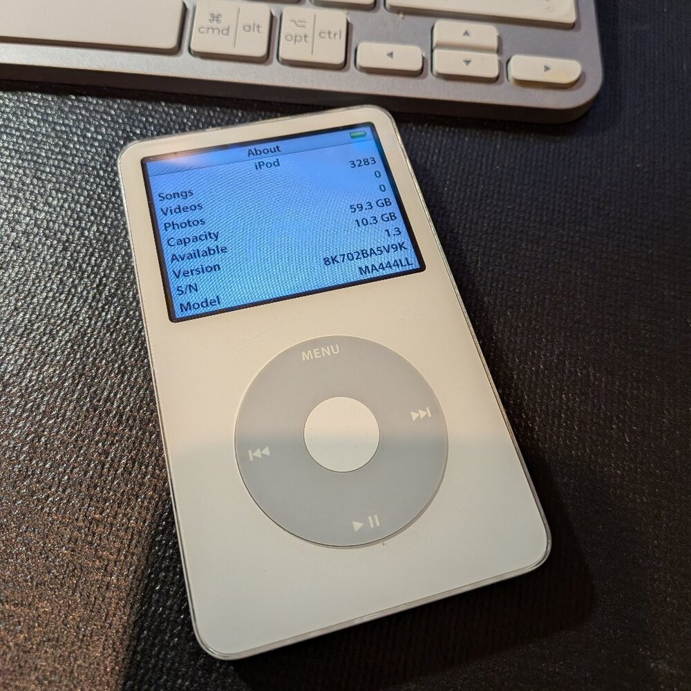 ipod 5gen 64gb(used/new sd card/new battery/new adputer)3k+ music